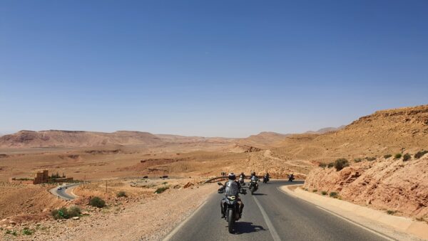 Marokko-Motorradfahrer-auf-Panoramastrasse