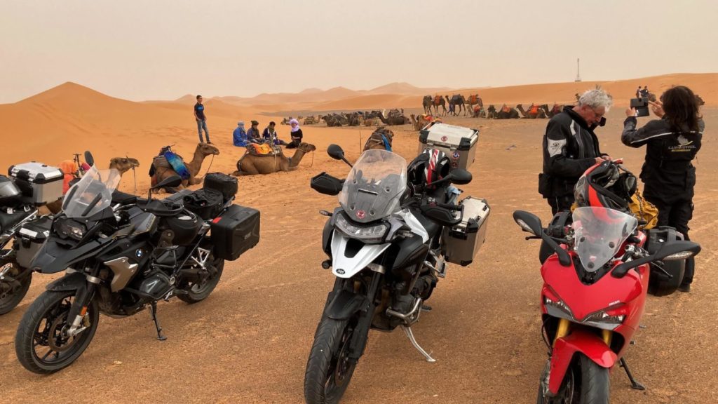 Marokko-Motorraeder-und-Camele