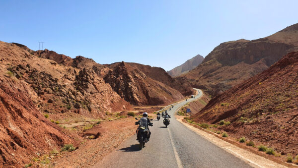 Marokko-Motorradfahrer-in-Gebirgslandschaft